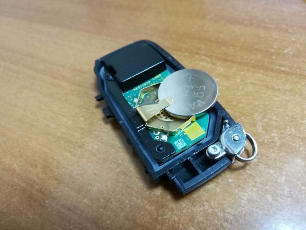 Как поменять батарейку в ключе Land Rover?