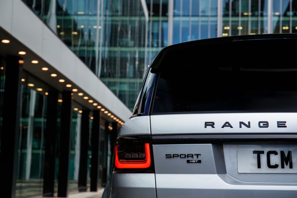 Range Rover Sport HST вывел на линию 394-сильную шестерку.