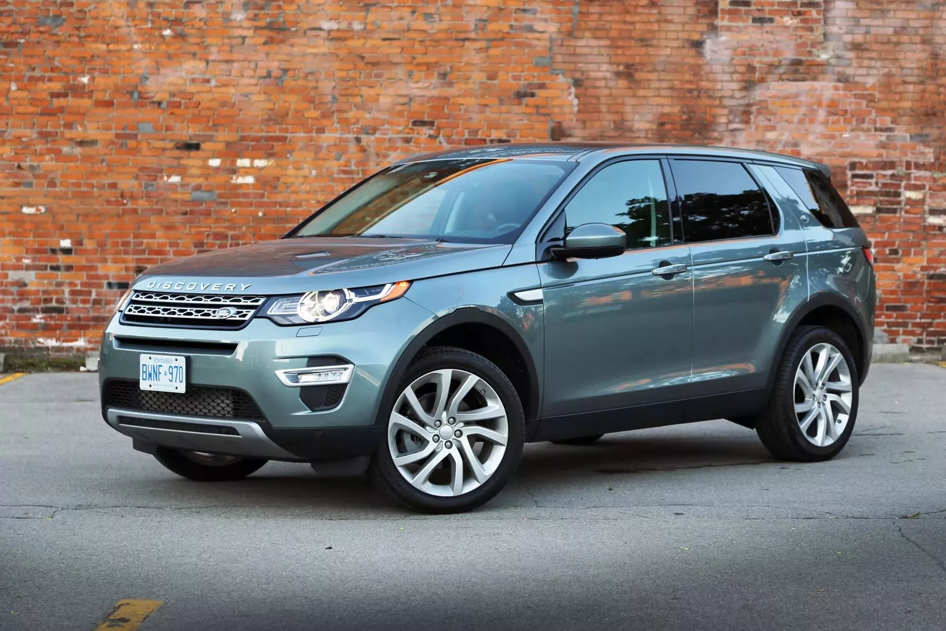 Сколько стоит дискавери. Land Rover Дискавери спорт. Люнд Ровно Дискавери спорт. Range Rover Discovery Sport 2015. Ленд Ровер Дискавери 2015.