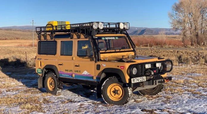 На аукцион выставили Land Rover Defender, участвовавший в ралли Camel Trophy